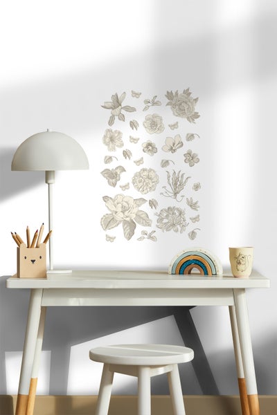 Kinderzimmer mit Schreibtisch, Lampe, Stifthalter, Spielzeugregenbogen, Tasse und Blumen Wandtattoo