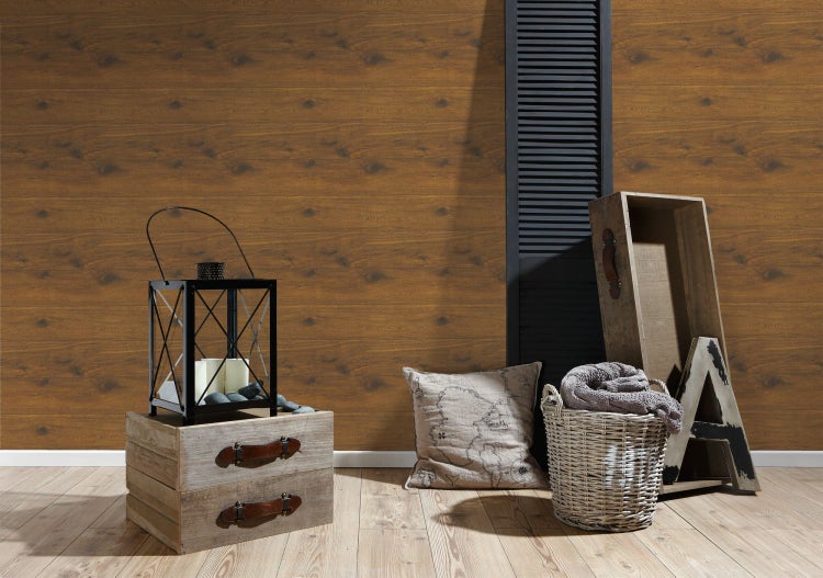 Schreibtisch mit Stuhl, Lampe und Dekoration vor einer Holzpaneelwand