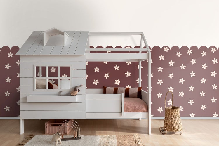 Spielbett im Hausdesign mit Leiter und kindgerechter Einrichtung im Zimmer.