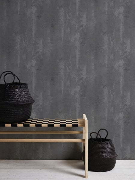 Szene mit Holzbank, auf der ein Korb steht, und einer weiteren Korbtasche daneben.