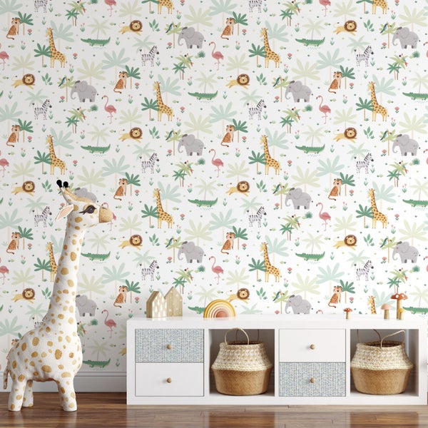 Helle Vliestapete im Kinderzimmer mit Safari-Tieren wie Giraffen und Löwen neben einem grünen Holzschrank und Kinderkleidung.