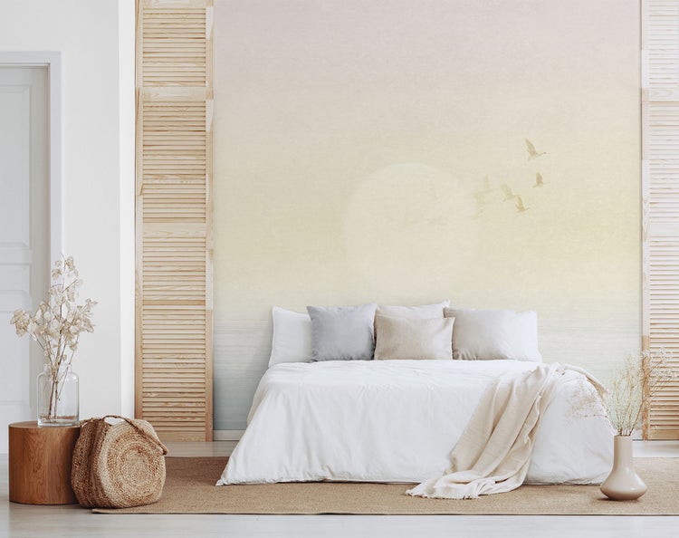 Helles Schlafzimmer mit Doppelbett, Dekoration und Tapete mit Vogelmotiv.