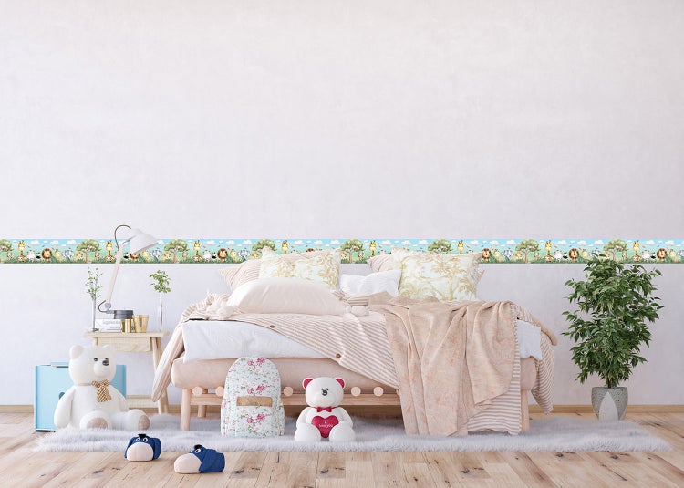 Tapetenbordüre mit Safari-Tier-Motiven in einem hellen, organisierten Kinderzimmer mit Bett, Plüschtieren und Zimmerpflanze.