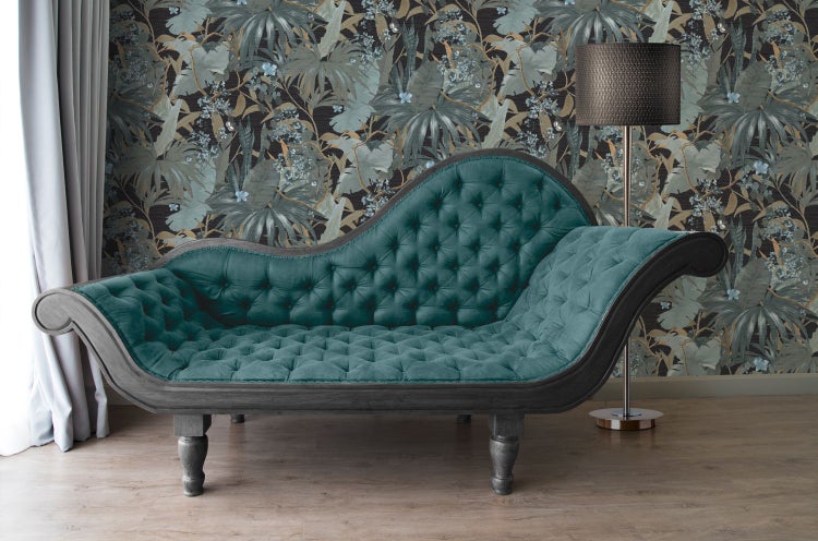 Leeres Metallregal mit fünf Ablageflächen zur Lagerung