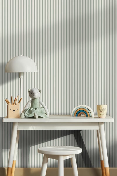 Kinderzimmer mit gestreifter Tapete, Tisch und Stuhl