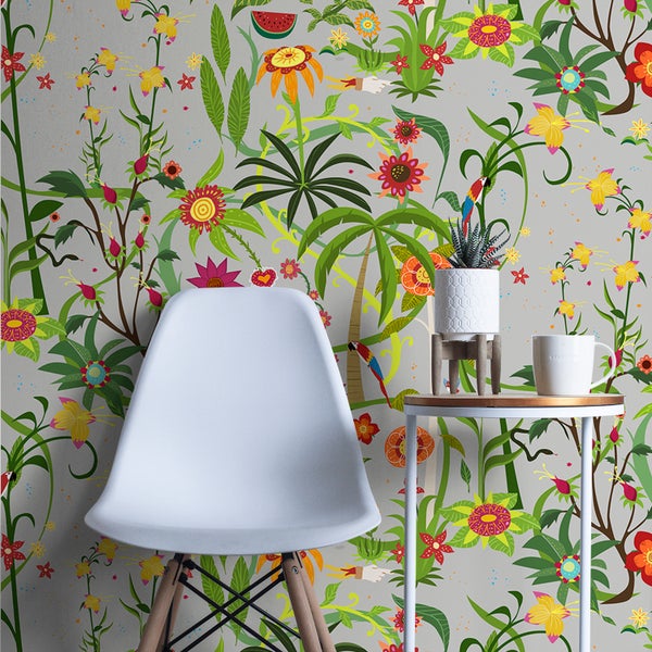 Dekoratives Zimmer mit tropischer Dschungel Tapete, Tisch und Stuhl