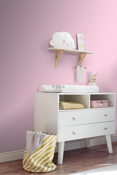 Babyzimmer mit Wickelkommode, Regal und Dekorationsartikeln
