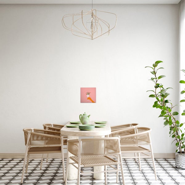 Esszimmer mit Tisch, Stühlen, Geschirr, Lampe, Zimmerpflanze und Wandbild