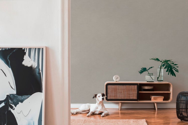 Ein Mann bohrt mit einer Kernbohrmaschine ein Loch in einen Stahlträger.