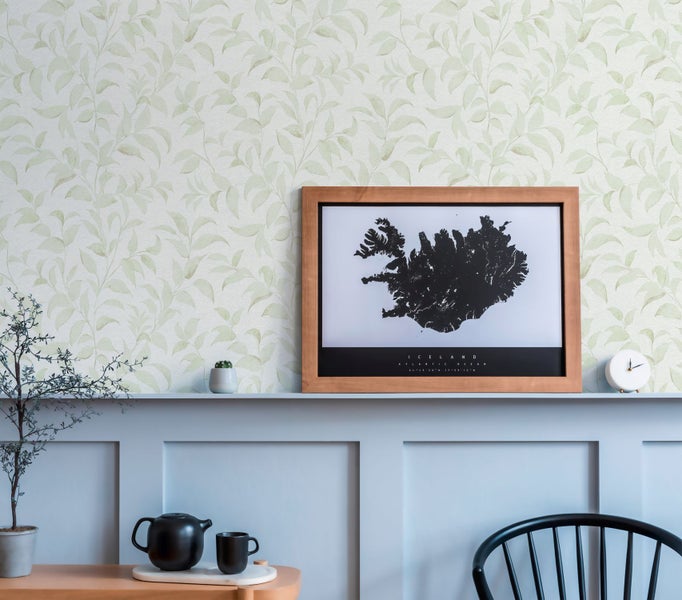 Dekorative Tapete mit Blattmuster in einem hellen, freundlichen Raum