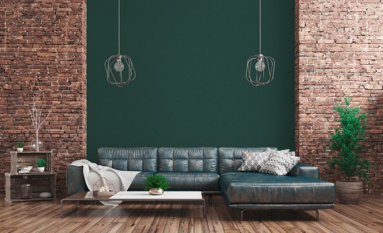 Wohnzimmer mit Ziegelwand, Sofa, Couchtisch und Dekoration