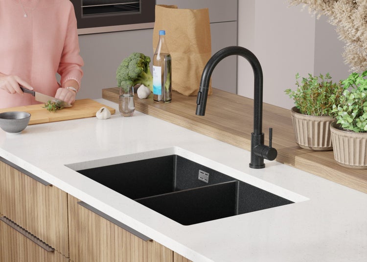 Moderne Küche mit schwarzer Spüle, Armatur und Holzarbeitsplatte