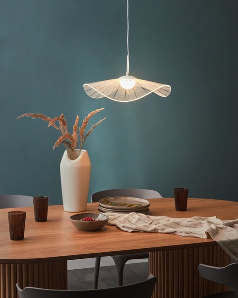 Abmessungen einer Pendelleuchte: Durchmesser der Deckenhalterung 12 cm, Höhe der Deckenhalterung 4 cm, Höhe der Pendelleuchte 122 cm, Durchmesser des Lampenschirms 41 cm.