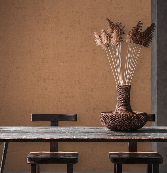 Schlafzimmer mit Bett, Nachttisch und Dekorationen