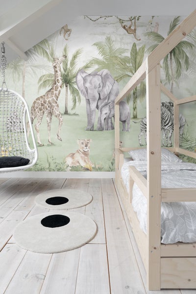 Kinderzimmer mit Dschungeltapete, Holzbett und Hängesessel