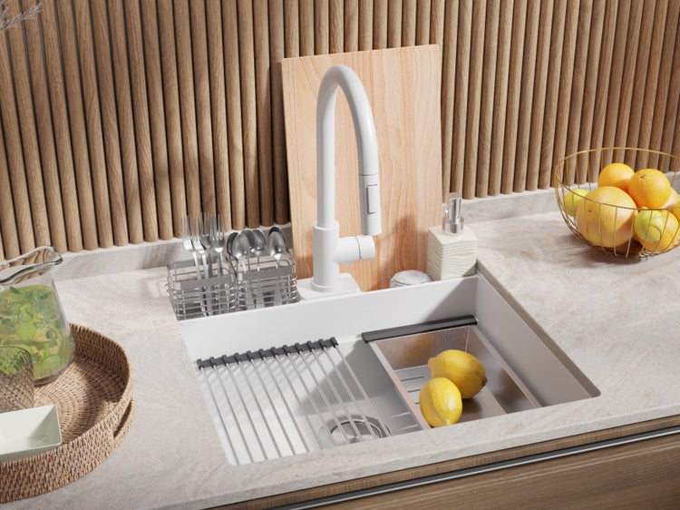 Küchenspüle mit Abtropfgestell, Armatur und Zubehör auf einer Arbeitsplatte.