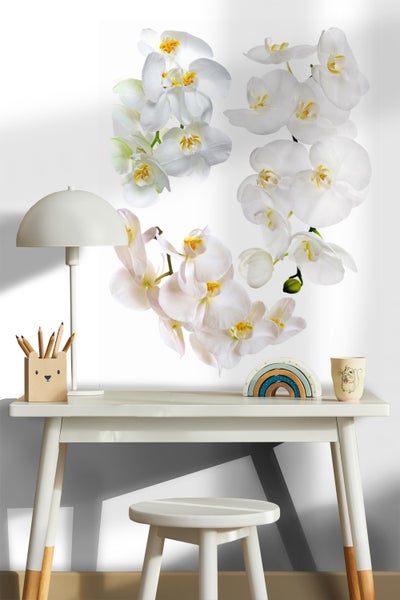 Wandbild mit weißen Orchideenblüten über einem Tisch