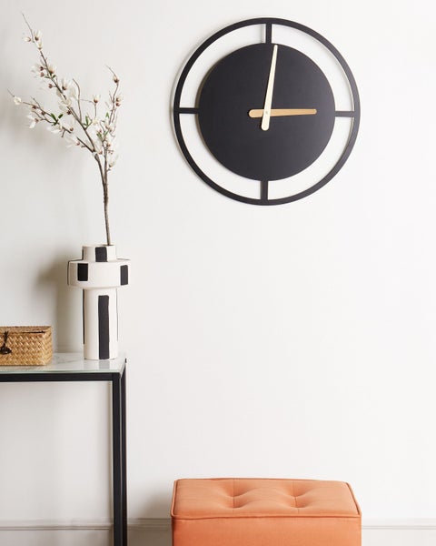 Dekoratives Zimmer mit Wanduhr, Vase mit Blumen, Tisch und Hocker