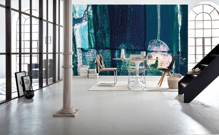 Heller Raum mit abstrakt gemusterter Fototapete, Esstisch und Treppe