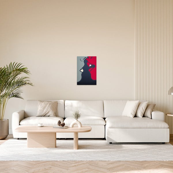 Dekoratives Wandbild mit abstraktem Motiv über einem Sofa