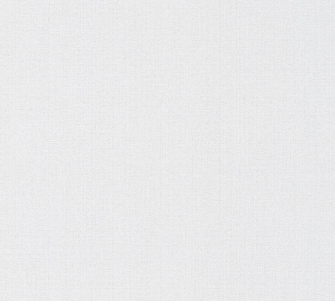 Terrasse mit Rattansofa, Kissen und einem Teppich im Außenbereich.