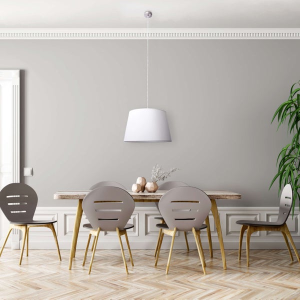 Esszimmer mit Holztisch, Stühlen und Pendelleuchte