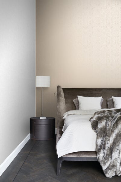 Schlafzimmer mit Bett, Nachttisch und Lampe für eine gemütliche Atmosphäre