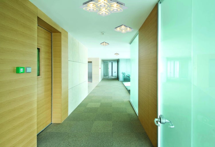 Flur mit Deckenleuchten und Holztüren