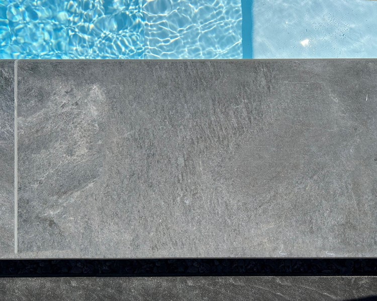 Wohnrausch Keramik Poolumrandung Beckenrandstein ANTRACITE, 60 x 30 x 3 cm, 1 Rundkante, dunkelgrau