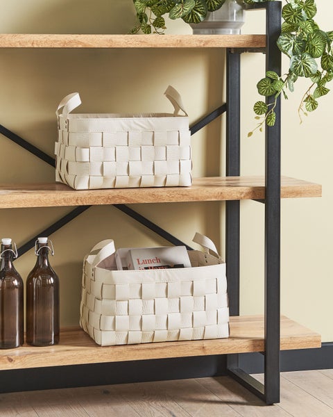 Regal mit zwei geflochtenen Körben und Dekorationsgegenständen