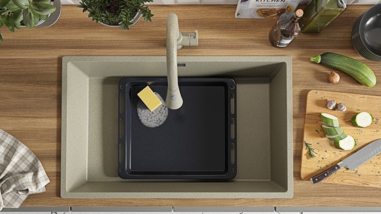 Küchenspüle mit Abtropffläche, Spülmittel und Spülschwamm