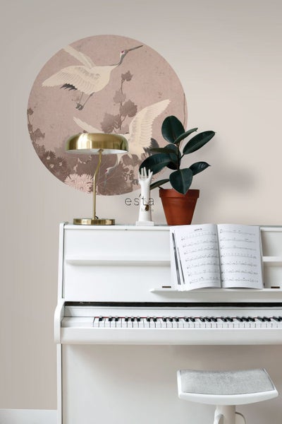 Raumdekoration mit Kranichmotiv-Wandbild über einem Klavier