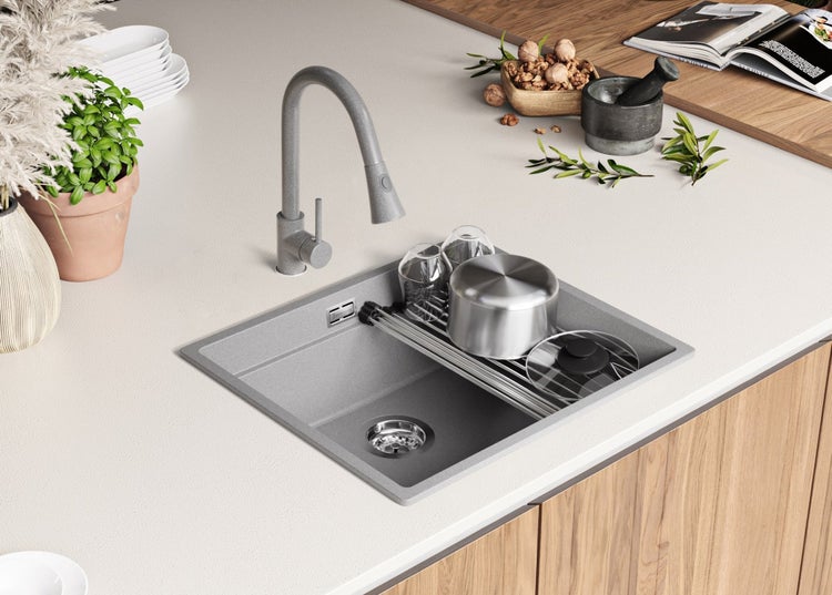 Küchenspüle aus Granit mit Abtropfgestell und Wasserhahn