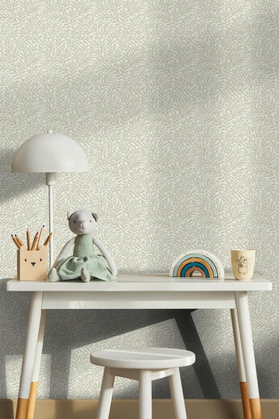 Szene mit einem Schreibtisch, einem Stuhl und einer mit Blättern gemusterten Tapete.