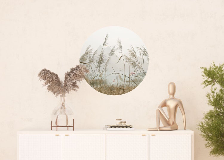 Dekoratives Arrangement mit Wandbild, Trockenblumen, Skulptur und Pflanze auf einem Schrank