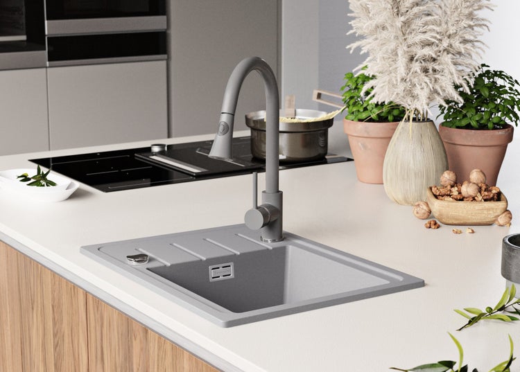 Küchenszene mit Spüle und Wasserhahn auf einer Arbeitsplatte