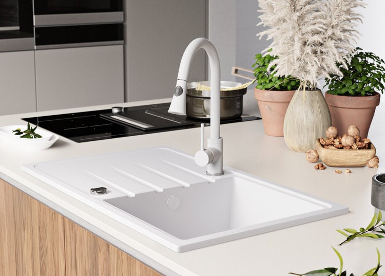 Küchenszene mit weißer Spüle, Armatur und Dekoration auf der Arbeitsplatte