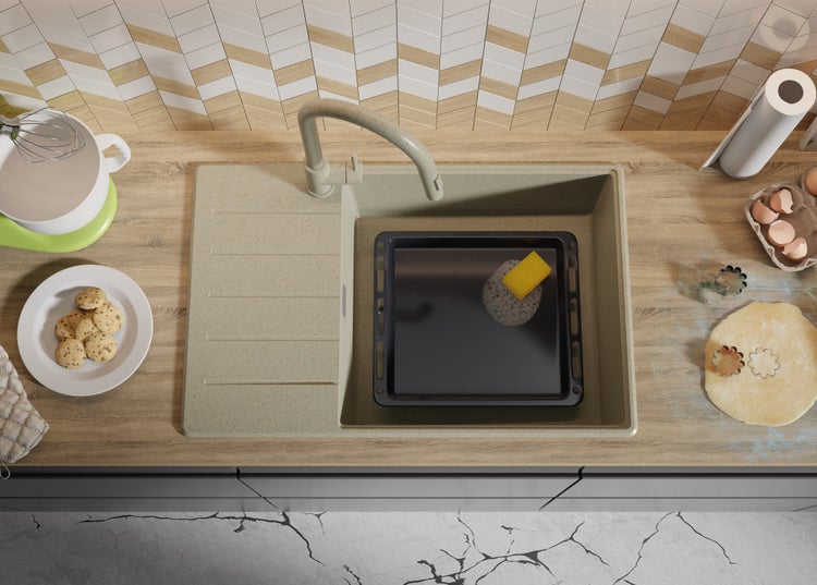 Küchenszene mit Spüle, Backblech, Teig und Backzutaten auf einer Küchentheke