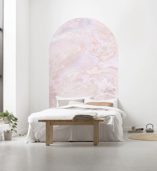 Schlafzimmer mit Bett, Bank und Wanddekor im Marmorstil