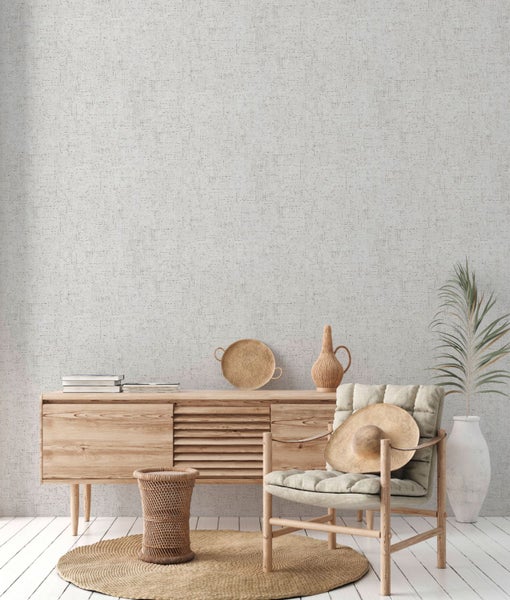 Schlafzimmer mit Doppelbett, Rattan-Kopfteil und hellgrauer Tapete