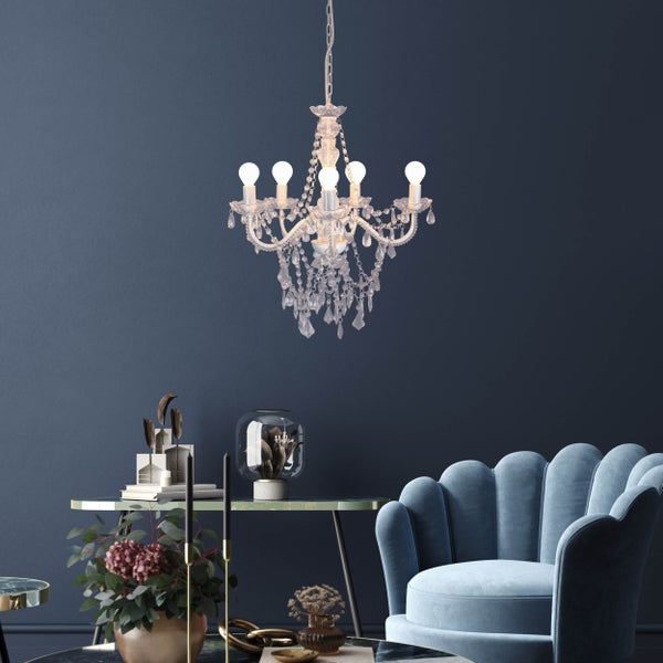 Elegantes Wohnzimmer mit Kristalllüster, Sessel und Beistelltischen.