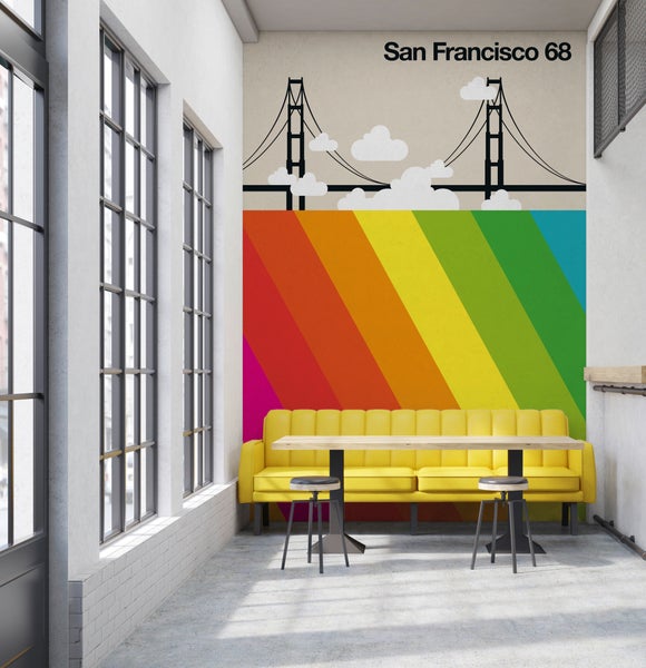Fototapete mit San Francisco Motiv und bunten Regenbogenstreifen in einem modernen hellen Raum mit gelbem Sofa und Holztisch.