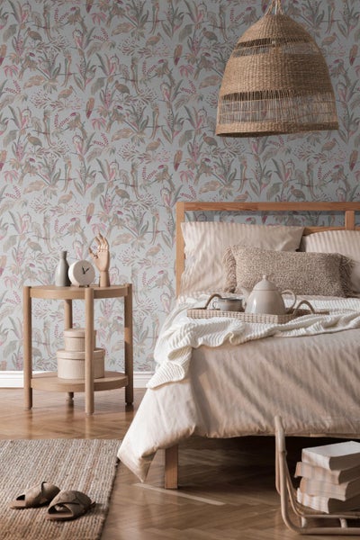 Eine schwarze Aussenwandleuchte mit Bewegungsmelder neben einer Haustür.