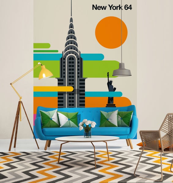 Modernes Wohnzimmer mit grafischer New York Fototapete, Sofa, Couchtisch und Stehlampe auf gemustertem Teppich.