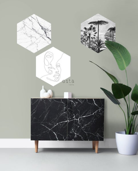 Dekorative Inneneinrichtung mit Kommode, Wandbildern und Topfpflanze