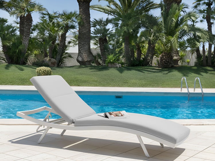 Technische Zeichnung einer Gartenliege mit Maßangaben und maximaler Belastbarkeit