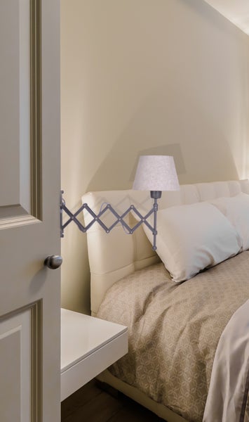 Schlafzimmer mit Bett, Nachttisch und verstellbarer Lampe