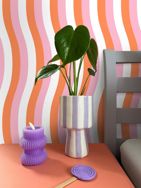 Reifenmontage mit Reifenmontiergerät in Werkstatt.