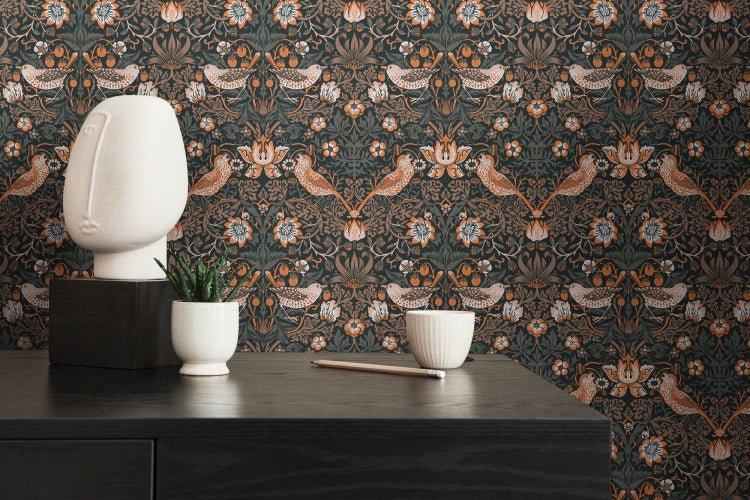 Raumansicht mit gemusterter Tapete mit Vogelmotiv, Sideboard, Dekoration und Stuhl