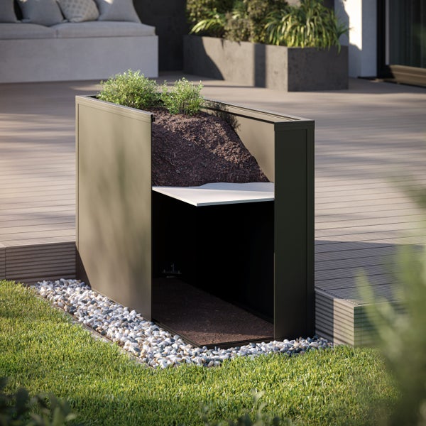 Moderner Hochbeet-Sichtschutz aus Metall auf einer Terrasse mit Holzdielen und Rasen, Querschnitt zeigt Erdbefüllung und Zwischenboden.